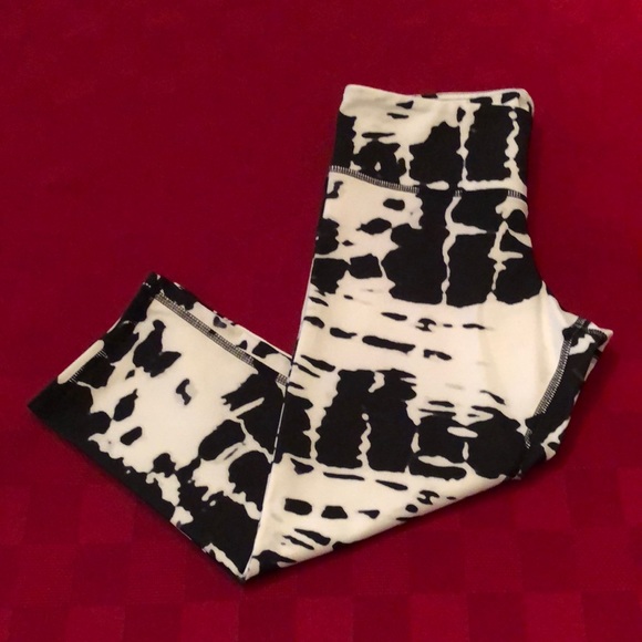 Alo Cropped Airbrush Legging in Black White Print Size Small - Picture 3 of 17